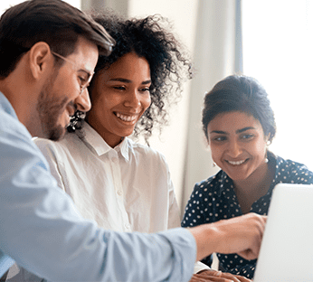 Equipe com um home e duas mulheres trabalham e analisam conteúdo em notebook
