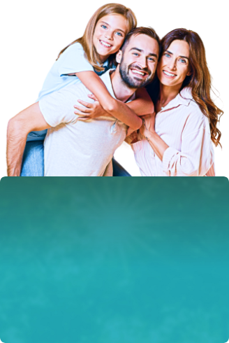 Criança sendo carregada nas costas pelo pai e mulher abraçando os dois em fundo azul