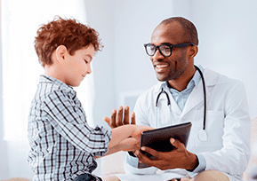 Médico e criança em uma consulta pediátrica