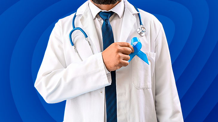 Médico segurando o laço azul, símbolo da prevenção do câncer de próstata