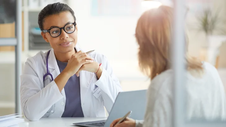Paciente se consultando com uma mulher médica