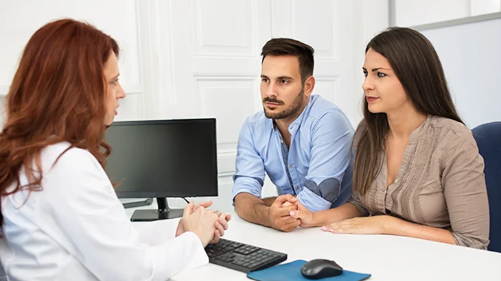 Casal conversando com o médico