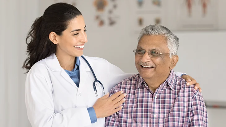 Médica conversando com paciente