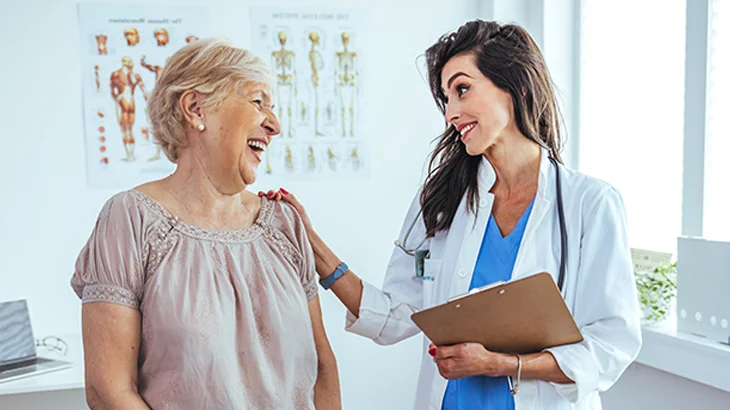 Idosa conversando com a médica