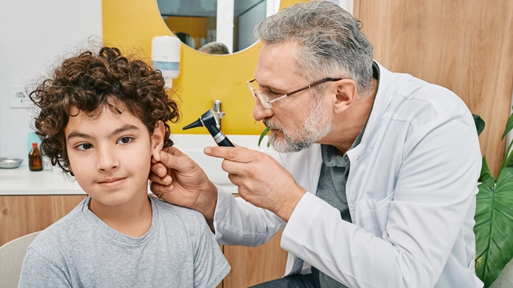 Médico analisando o ouvido do paciente