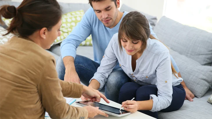 Família junta olhando para o tablet