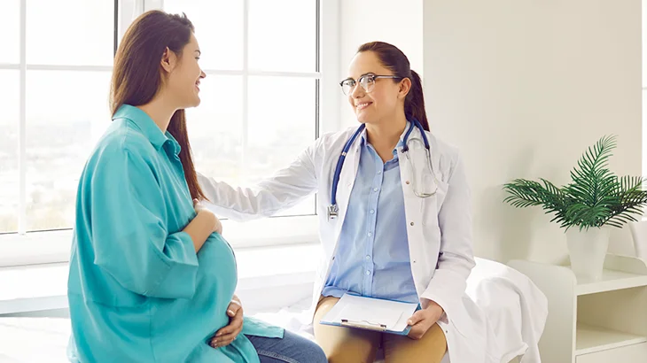 mulher se consultando com a médica