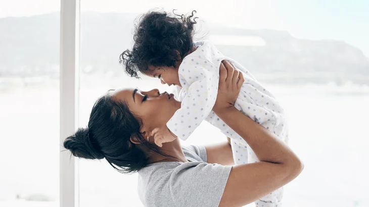 Mãe segurando o filho