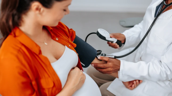 Mulher medindo a pressão com a médica