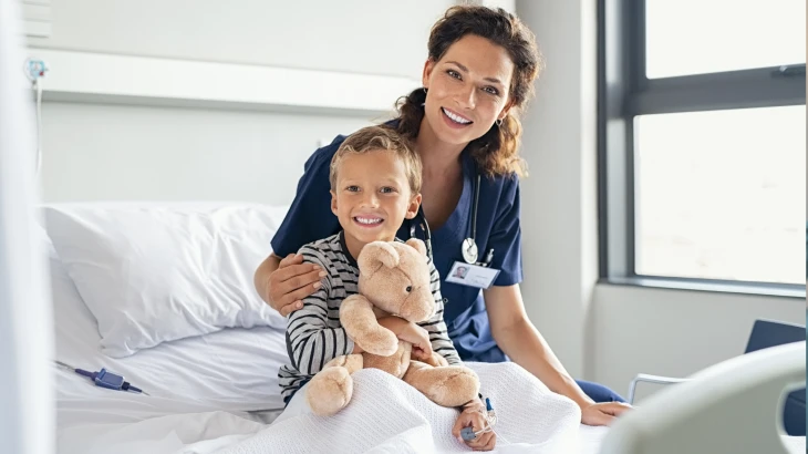 Médica abraçando a criança