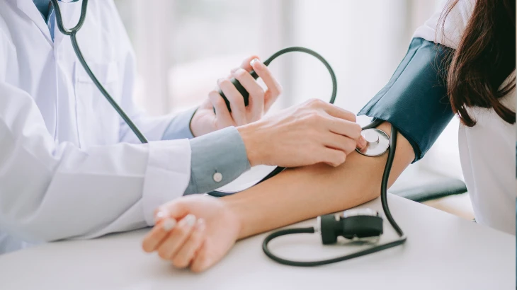 Médico medindo a pressão do paciente