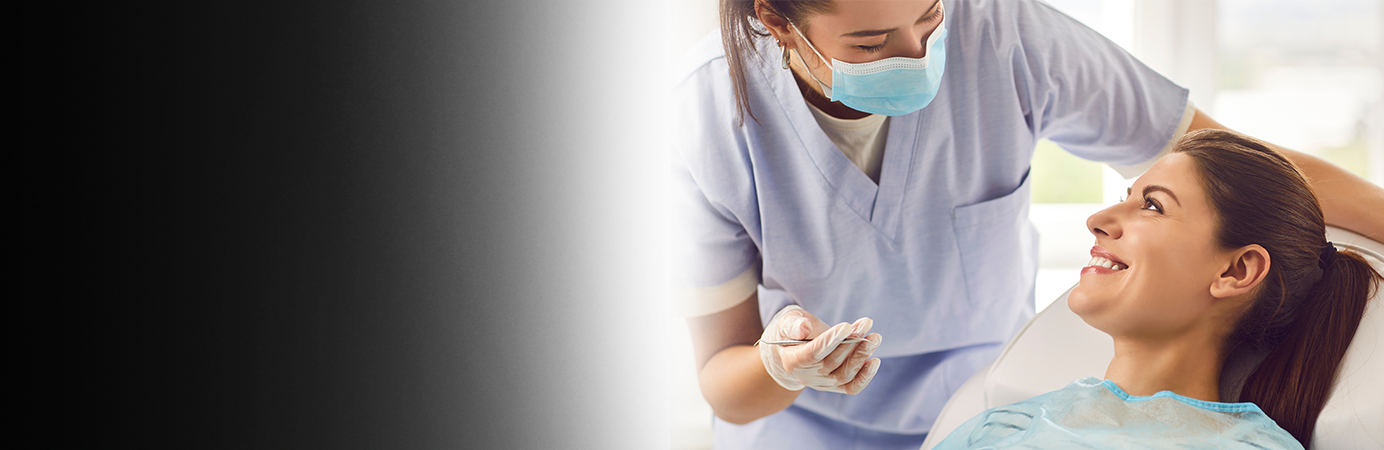 Paciente deitada na maca olhando para médica