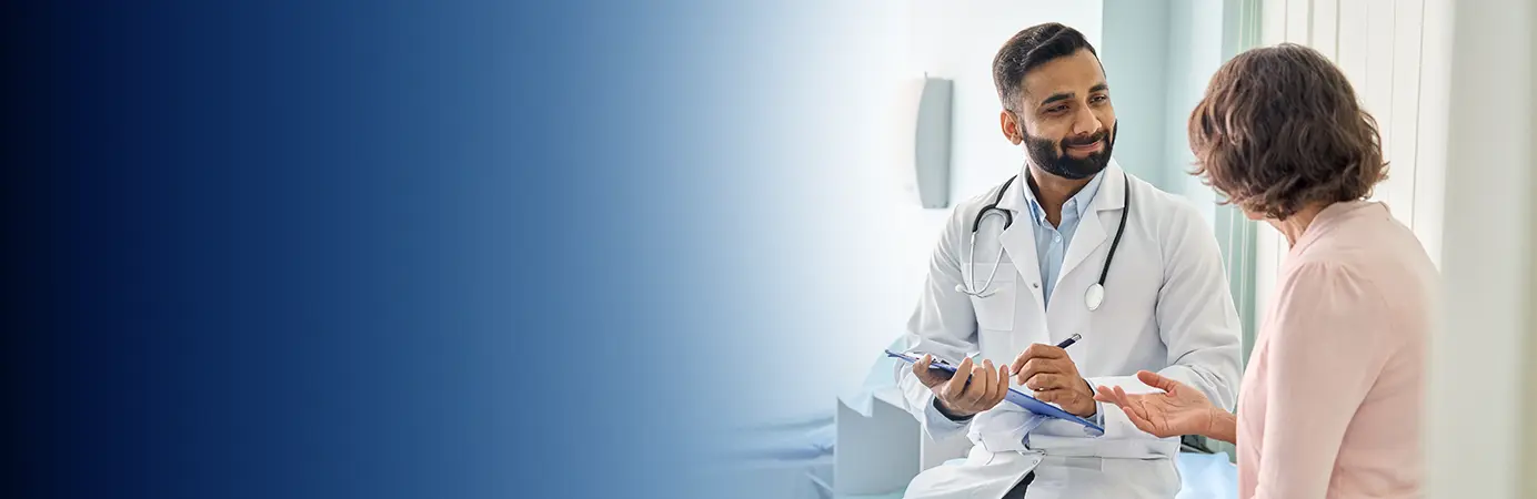 Médico diagnosticando a paciente