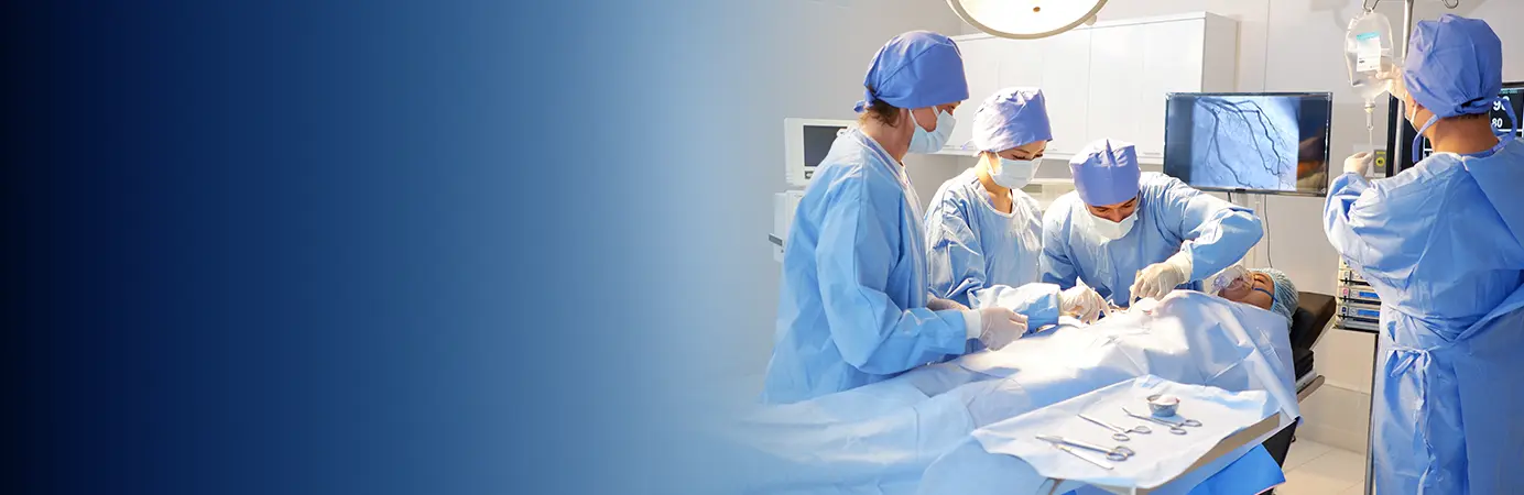 Medicos em sala de cirurgia