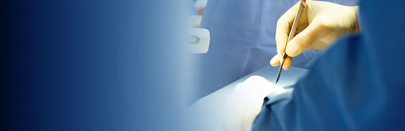 Medico segurando um bisturi