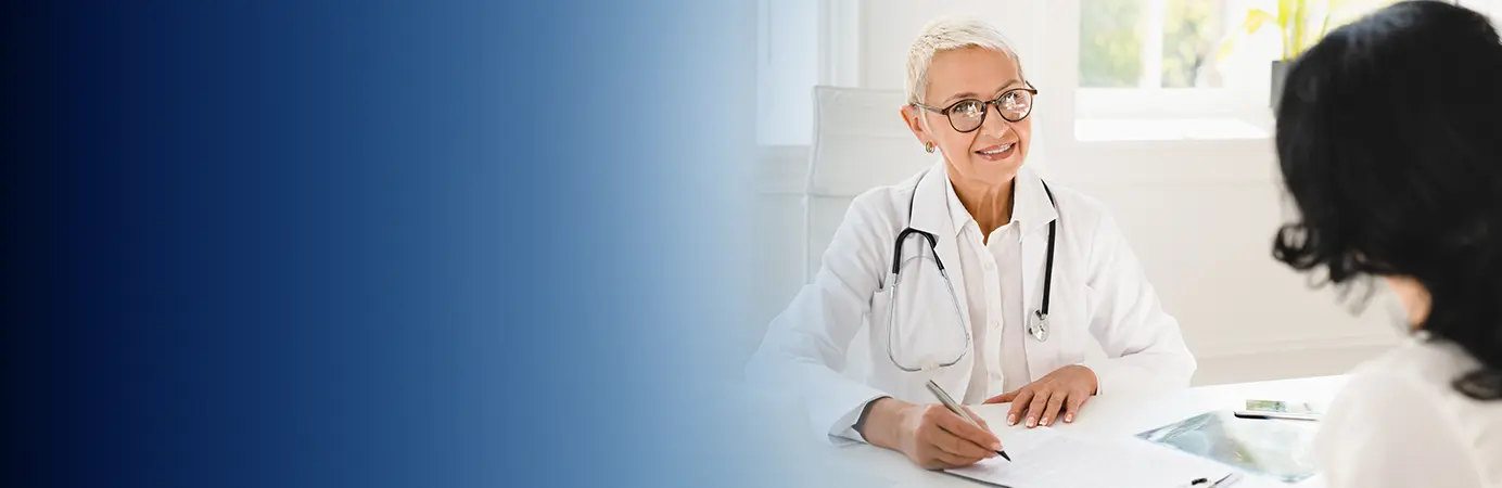 Médica conversando com paciente