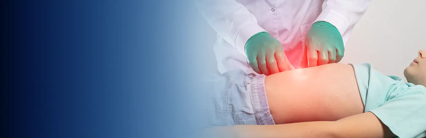 Medico examinando barriga do paciente