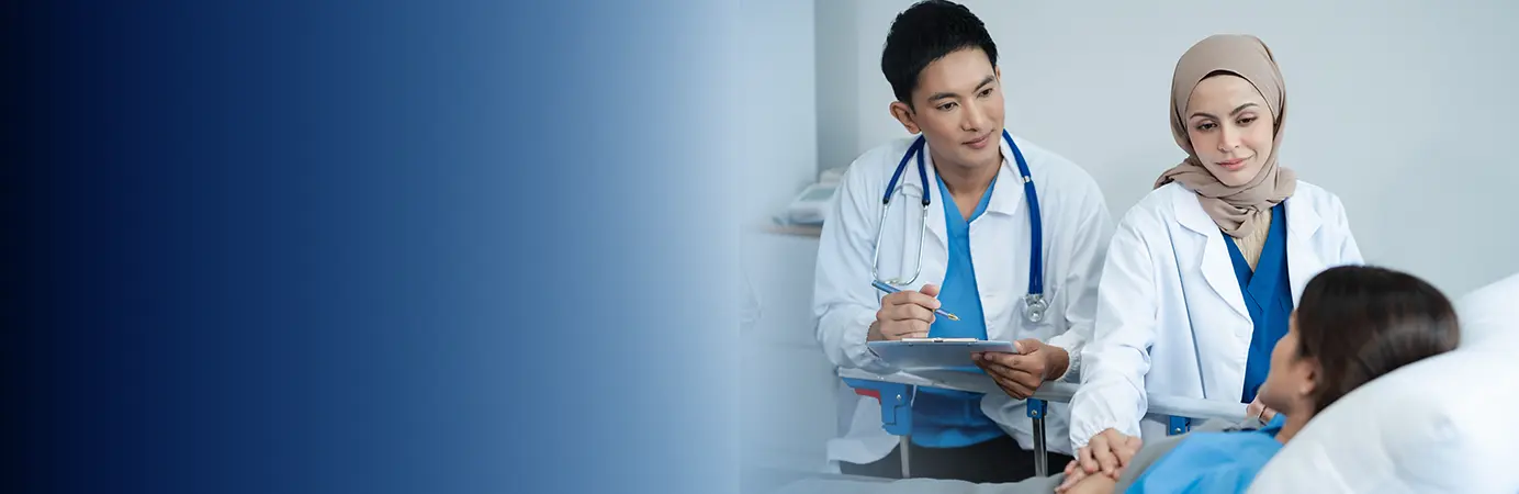Medicos conversando com a paciente