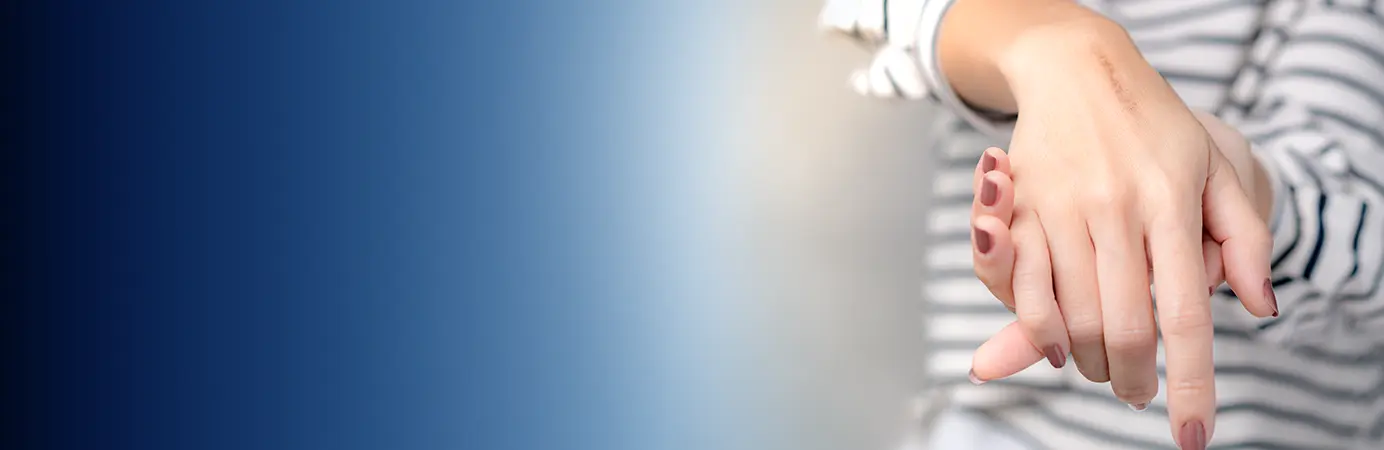 Mulher com braço com cicatriz