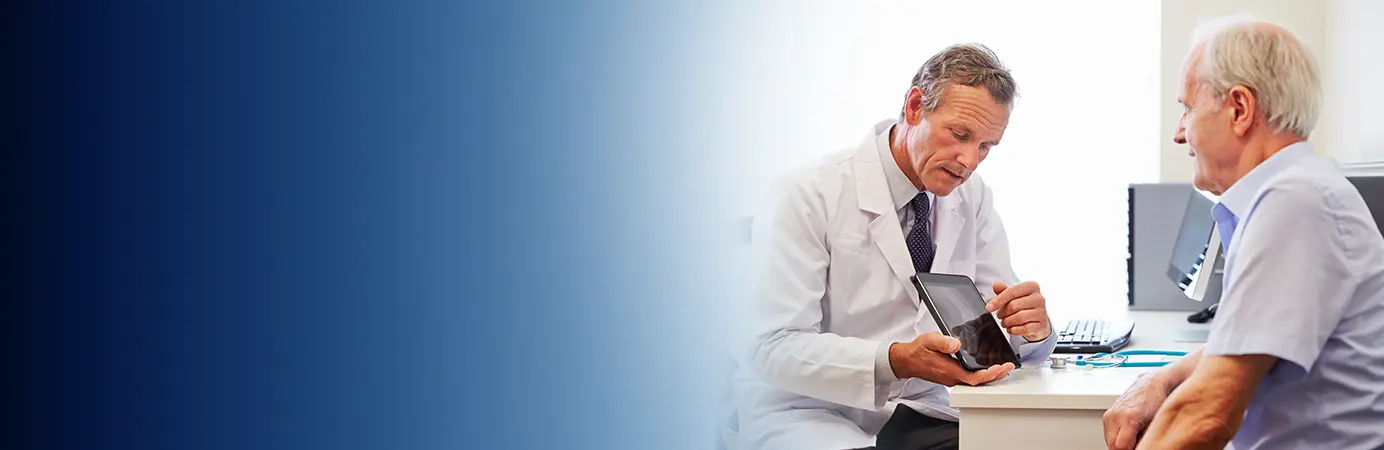 Homem sentado conversando com médico