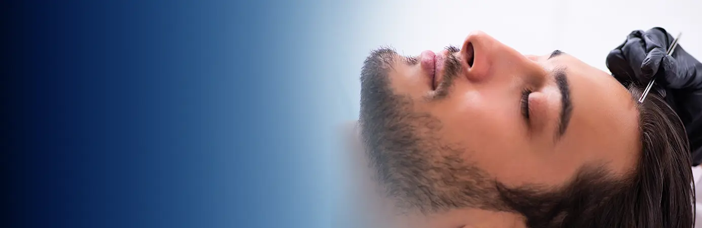 Homem deitado e médico pegando no cabelo