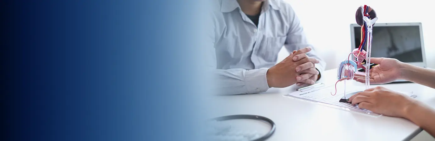 Medico mostrando cisto para paciente