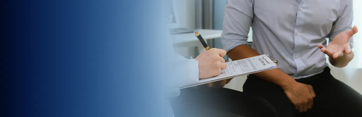 Medico conversando com paciente e anotando no caderno