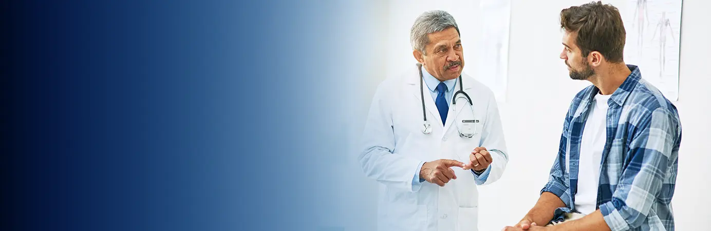 Médico conversando com o paciente.