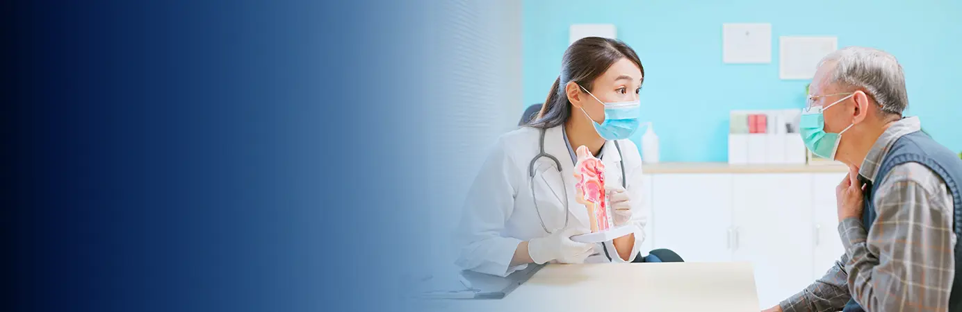 Médica com protótipo de boca na mão conversando com paciente