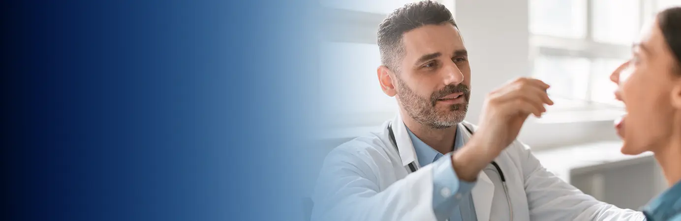 Médico olhando a boca do paciente