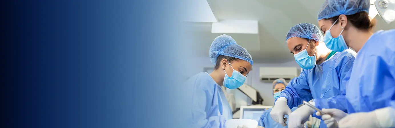 Médicos em meio há uma cirurgia.