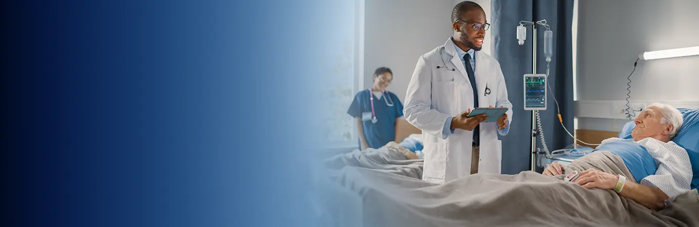 Médico conversando com paciente idoso que está deitado.