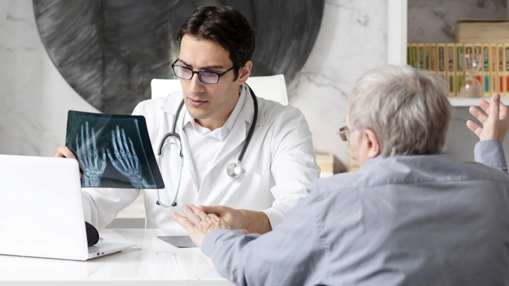 Médico analisando o raio-x do paciente