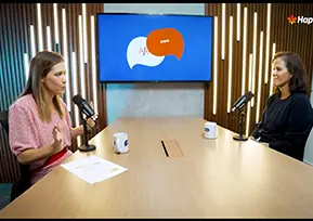 Duas mulheres conversando na mesa do podcast.