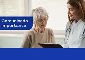 Duas mulheres conversando na mesa do podcast.