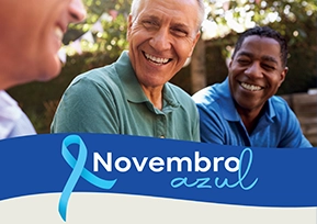 Homens idosos sorrindo.