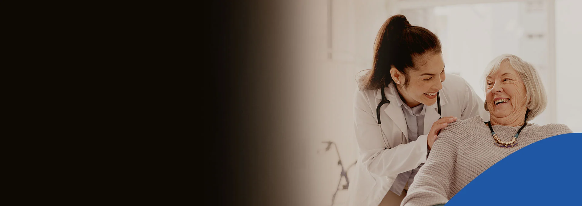 Homem com roupa de médico