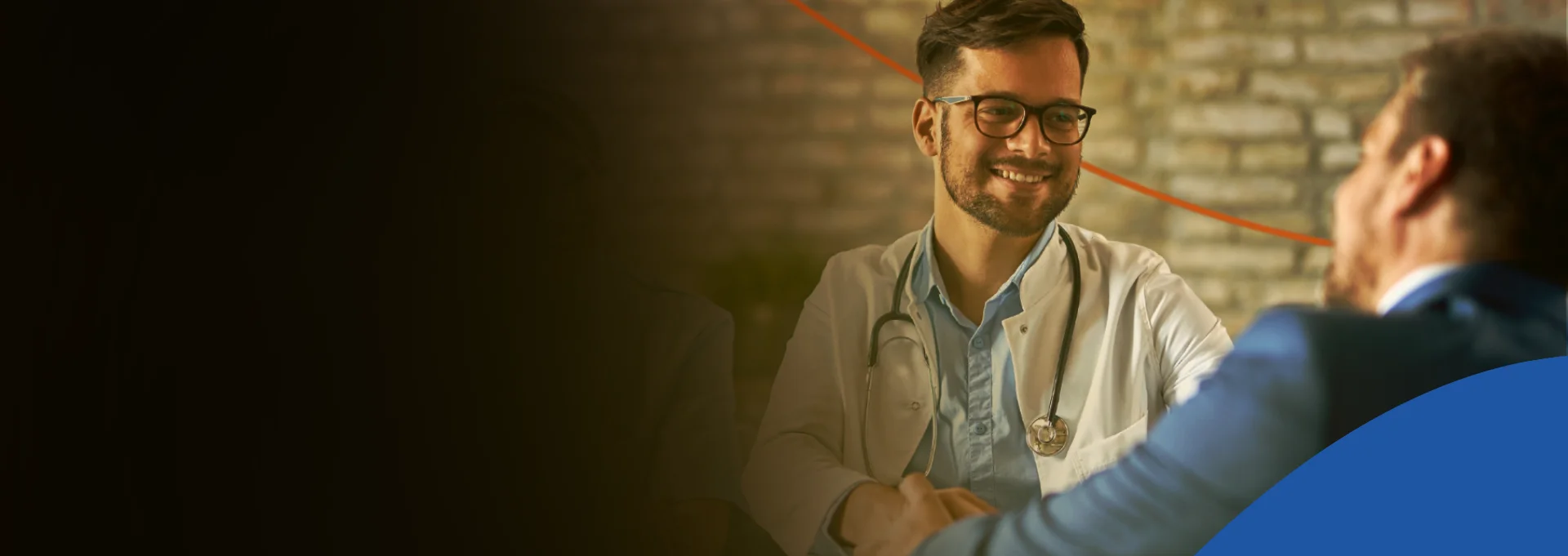 Homem de negócios cumprimentando médico que sorri.