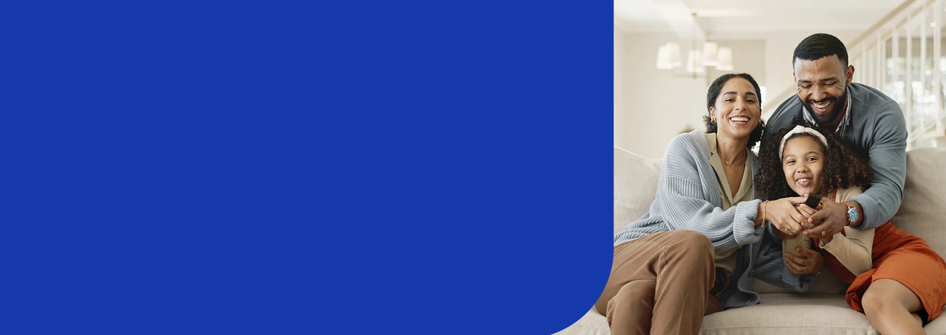 três gerações de uma mesma família. Avós, pais e filhos