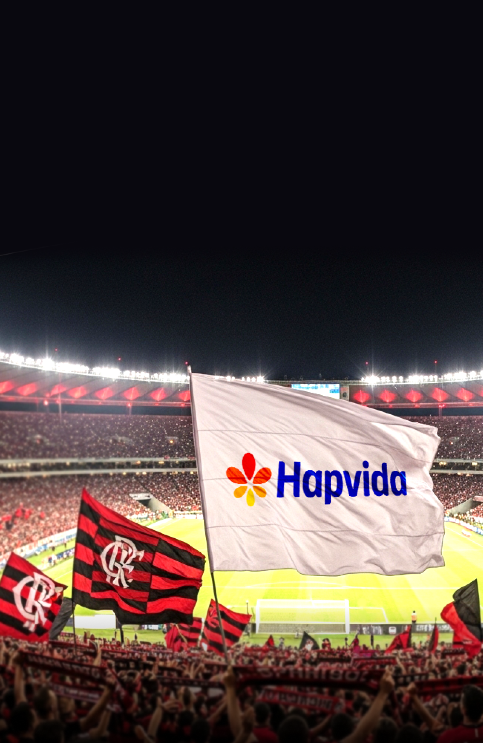 Bandeira da Hapvida sendo exibida em estádio de futebol lotado, com torcedores e bandeiras rubro-negras ao fundo, representando apoio ao esporte e à saúde.