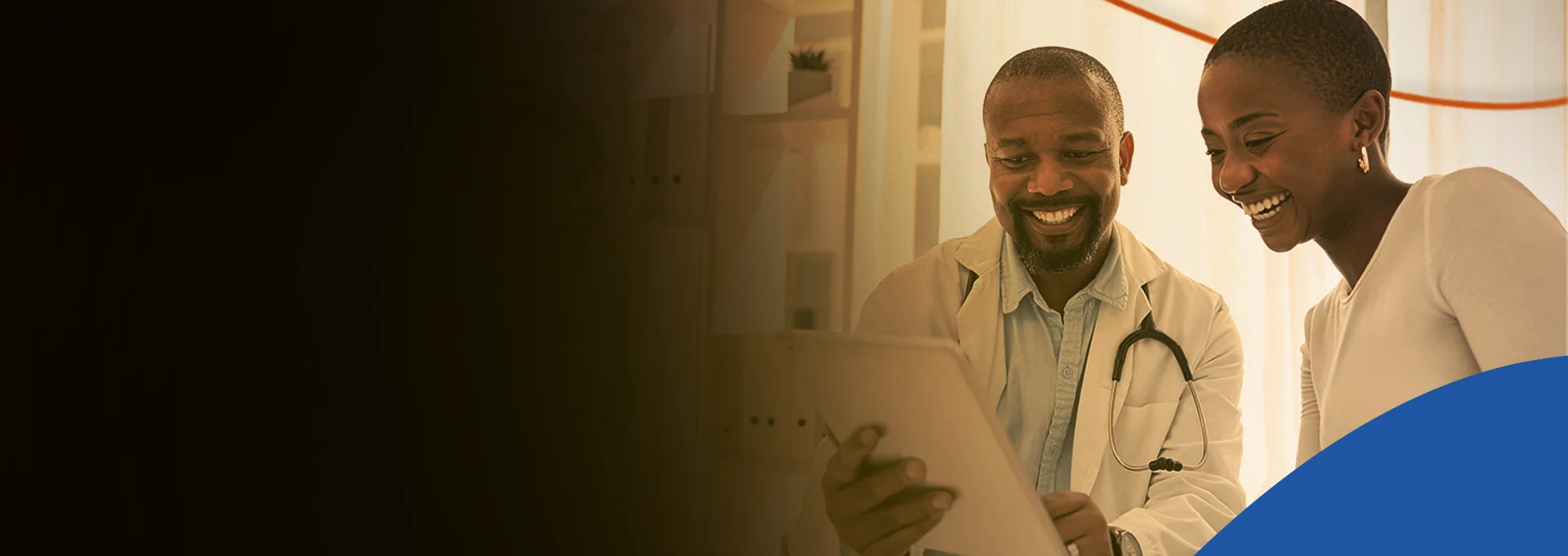Médico homem, em atendimento, mostrando tablet para paciente.