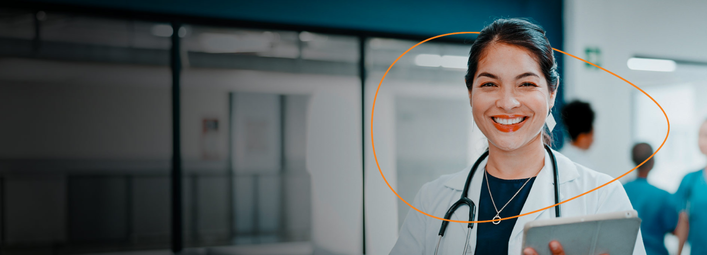 Imagem de uma médica com um estetoscópio no pescoço, sorrindo. Ao lado, o texto apresenta o Conecta Med, um canal de comunicação da Hapvida NotreDame Intermédica dedicado a cuidar dos profissionais de saúde. A comunicação é clara e transparente, permitindo que o corpo clínico fique informado sobre o que acontece na companhia e possa gerir melhor seus dias.