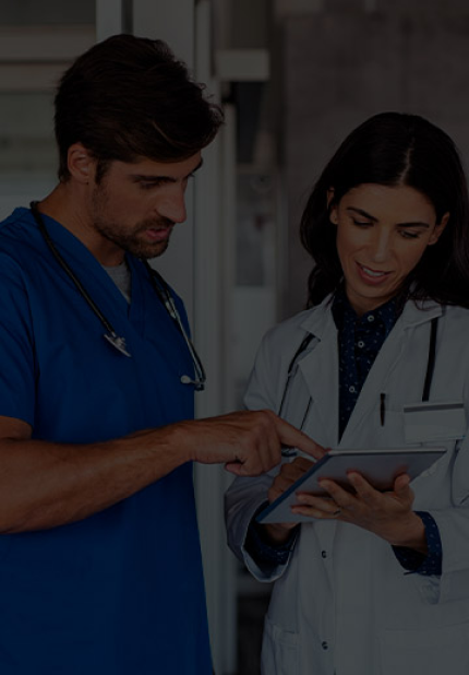 Imagem de dois médicos conversando enquanto observam um tablet juntos. Ao lado, o texto apresenta o Conecta Med, um canal de comunicação da Hapvida NotreDame Intermédica dedicado a cuidar dos profissionais de saúde. A comunicação é clara e transparente, permitindo que o corpo clínico fique informado sobre o que acontece na companhia e possa gerir melhor seus dias.