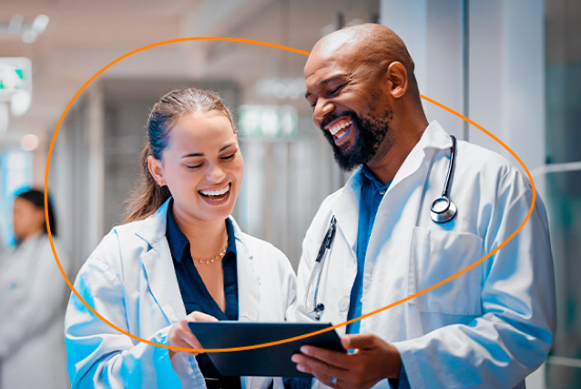 Imagem de dois médicos em conversa, observando um tablet juntos. Ao lado, o texto descreve a Hapvida NotreDame Intermédica como líder no maior ecossistema de saúde da América Latina, com mais de 15,9 milhões de clientes em planos médicos e odontológicos no Brasil. A empresa possui um sistema único e integrado que armazena informações de clientes e permite que médicos acessem o histórico de saúde dos pacientes de qualquer lugar, oferecendo cuidado e acolhimento desde a prevenção até o tratamento.