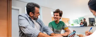 Pai acompanhando filho, na consulta médica