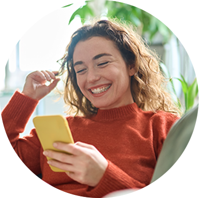 imagem mulher com celular na mao