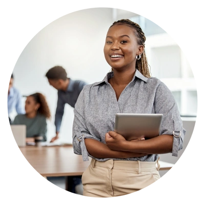Profissional segura um tablet com confiança, representando liderança feminina em um ambiente de negócios.